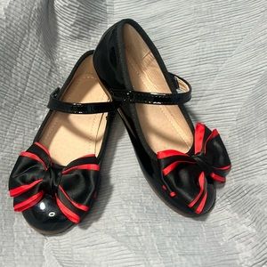Kids shoes with bow black and red